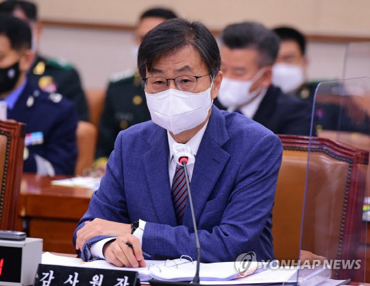 최재해 감사원장이 지난달 29일 오후 국회에서 열린 법제사법위원회 전체회의에서 의원 질의에 답변하고 있다.<연합뉴스>
